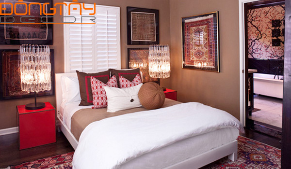 Giường ngủ được trang trí theo kiểu lớp chồng lớp với những chiếc gối có kích thước và hoạ tiết khác nhau