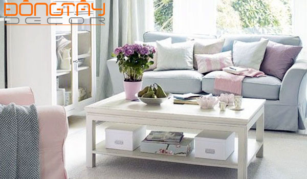 Màu xanh pastel kết hợp màu trắng của vật dụng nội thất làmnổi bật thêm sắc hồng nhẹ nhàng của bộ sofa.